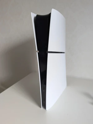 PlayStation 5 Slim konsol vit - PlayStation 5 Slim från Sony i snygg vit. Knappast använts i 1 månad. Utan handkontroll.