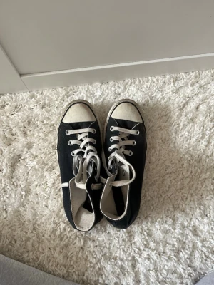 Höga svarta converce  - Svarta höga converce med platåsula! Väl använda som ni kan se på bilderna med ett litet litet hål 😊 Går förmodligen att få superfina med lite skrubbning😍🙌🏼  Nypris: ca 1000kr✨