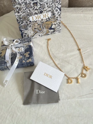 Guldigt halsband med diamanter och paketering - Snyggt halsband guldfärgad 18k metall med hängande bokstäver. Bokstaven O är dekorerad med små gnistrande stenar och kedjan har små stjärndetaljer. Perfekt accessoar för att lyfta din outfit och visa din stil. Jag kommer paketera den som en present (copy)