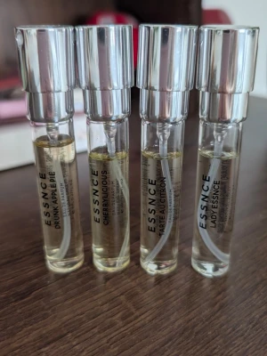 Fyra parfymer från Essnce - Säljer 4 parfymer från ESSNCE, Dofterna är Drunk Apple Pie, Cherrylicious, Tart Au Citron och Lady Essnce. Köp alla 4 för 150 kr eller 50 kr styck! 🥰 TART AU CITRON FÖR SÅLD! 