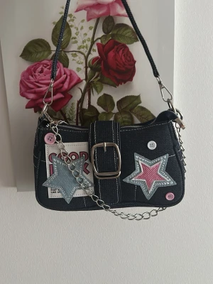 Söt Y2k väska med rosa detaljer  - Cool söt väska oanvänd, säljer den eftersom vill köpa en annan väska just nu 💕🫶🤗