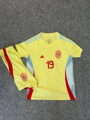 Spanien tröja | XXS - Lamine Yamal - Spanien tröja - Shorts ingår | Storlek: 28 motsvarar XXS - Rekomenderar mellan 150-165 | Använd några gånger - Hör av er vid frågor!😊