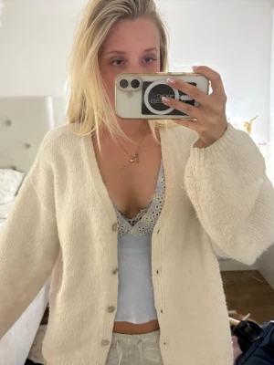 Jätte fin kosta - Jätte fint kofta ifrån Gina. Använd några gånger med fortfarande bra skick. Är i st M men liten i st så passar mig som är xxs/s!❣️