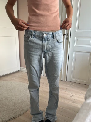 Lågmidjade Zara jeans  - Säljer dessa superfina ljusblå Zara jeans med låg midja som passar till allt! Säljer då de inte passar 💓🌷