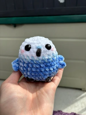 Virkad undulat fågel  - Virkad i fluffigt garn med Polyesterfyllning. Säkerhetsögon, rekommenderas inte för barn under 3 år. Hör av dig om du har frågor 🫶🏻🧶