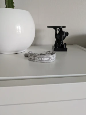 Grått Christian Dior J'Adior armband - Dior Armband 🇫🇷|| Passar alla || Justerbart ✅|| Galet snyggt || Grått 🩶|| Passar till alla outfits || Lägg ett prisförslag! 💰|| Hör av dig om du undrar något!