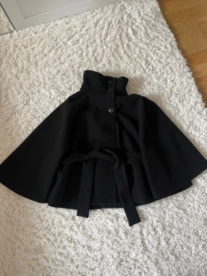 Poncho kappa - Supersnygg och elegant svart ponchpkappa från Gina Tricot storlek XS/S💞 endast använd 3-5ggr så i princip i nyskick😍🙌🏼✨ 