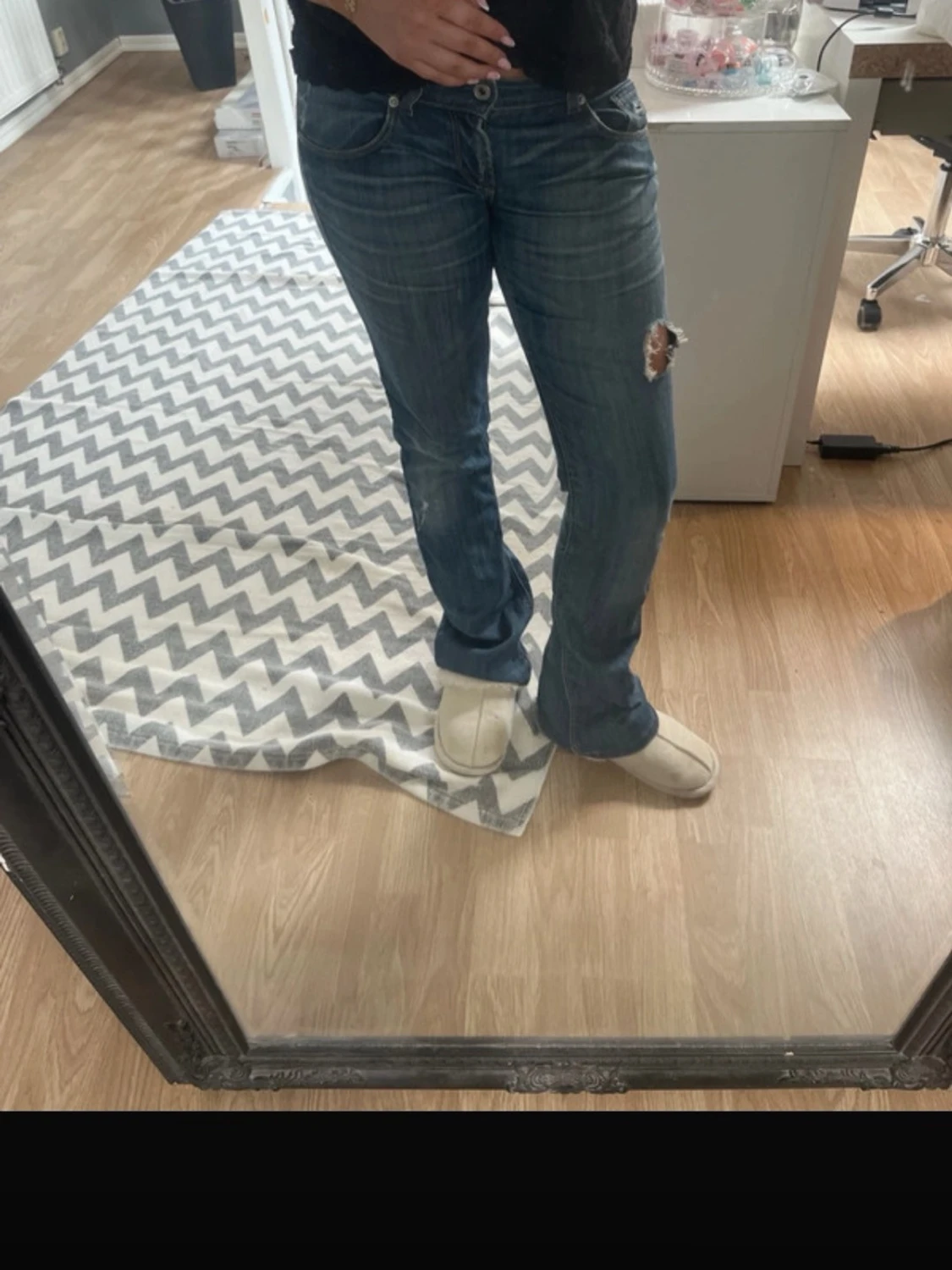 Blå bootcut jeans med slitning - 2