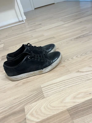 Lanvins captoe - Svarta Lanvin Cap toe säljes i stl 43. Använda men fortfarande fett snygga och sköna. Lite slitna på sulan och utsidan som syns på bilderna, men fortfarande mycket kvar i dem. Passar till typ allt. Hojta till om det är något!! 👌Byte kan också fungera.