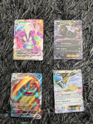 Fyra Pokémonkort VMAX och EX - Säljer fyra Pokémonkort: Toxtricity VMAX, Drednaw VMAX, Umbreon EX och Manaphy EX. Totalt värde ca 1500 kr, mitt pris 999 kr