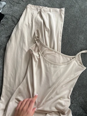 Beige långklänning  - Superskön beige långklänning i storlek xs/s