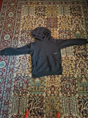 Svart sail racing hoodie size 140 PRIS KAN DISKUTERAS  - Svart Sail Racing hoodie size 140.  Skönt inuti. PRIS KAN DISKUTERAS 