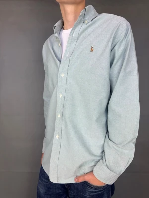 Ralph Lauren skjorta - Ralph Lauren skjorta Märke: Polo Ralph Lauren Storlek: L Passform: Custom fit Färg: Ljusblå Skick: Mycket bra Beskrivning: utan defekter Modellen på bilden: 183 cm / 75 kg