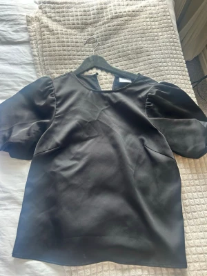 Svart blus vila  - Svart blus från vila använd endast några gånger.