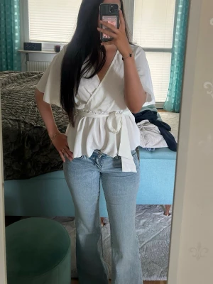 Ljusblå lågmidjade bootcut jeans - Ett par super fina ljusblåa lågmidjade jeans som är för små, aldrig använda🌸 Dom är bootcut och passar perfekt i längden för mig som är 164 cm.  Storlek XS Bootcut Lågmidjade  Söm på bakfickorna   Skickar gärna fler bilder och svarar på frågor🤗