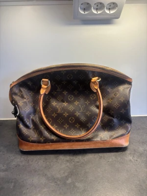 Louis Vuitton Lockit Horizontal | Damväska - Louis Vuitton Lockit Horizontal | Äkta | Skicket är väldigt bra, förutom de små hålen. Hör av er vid fler bilder eller intresse! 🙂