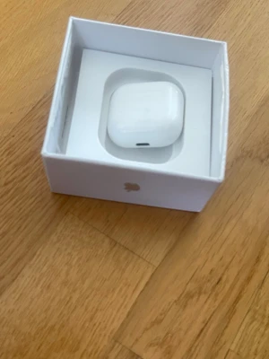 Airpods pro  - Airpods inte använda så mycket, (Förpackningen är för en annan modell) Jag skickar dock med den!✅