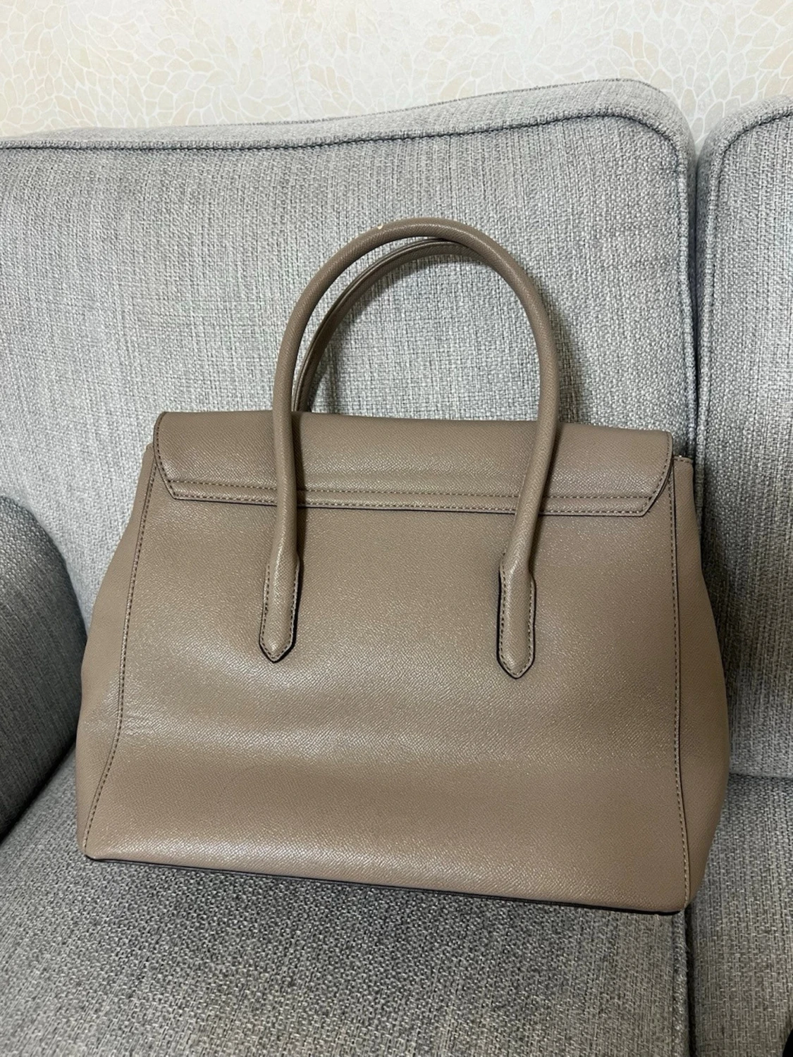 Beige handväska med ormmönster - 1