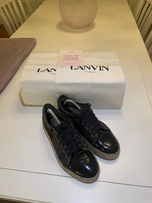 Lanvins - Säljer mina Lanvins, jag har haft dem ett bra tag som ni ser på skicket. Skorna ser rätt bra ut utifrån men är rätt slitna på insidan och sulan. Dem är köpta på NK och Box, kvitto och dustbags medföljer. Skorna går enkelt att laga och funkar fint nu också bara du lägger i en sula. Hör av dig vid frågor eller funderingar.