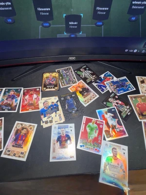 Samling fotbollskort  - Säljer en blandad samling fotbollskort från Champions League, Europa leauge och confrence league med olika spelare, lag och specialkort. Korten har färgstarka designer, holografiska effekter och varierande motiv. Perfekt för dig som gillar att samla på fotbollskort. Alla kort som syns på bilden inklusive dessa i högen