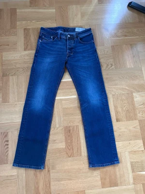 Diesel larkee jeans - Säljer ett par blå jeans från Diesel med en straight passform. Byxorna är i mycket bra skick och är otroligt sköna