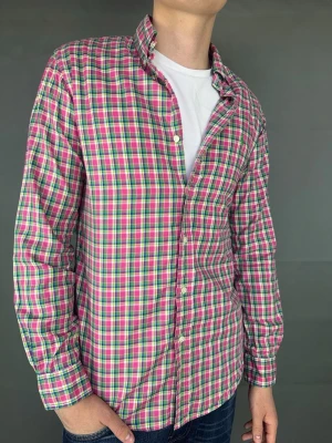 Ralph Lauren skjorta - Ralph Lauren Skjorta Märke: Polo Ralph Lauren Storlek: S Passform: Färg: Rosa rutig Skick: Mycket bra Beskrivning: utan defekter. Modellen på bilden: 183 cm / 75 kg