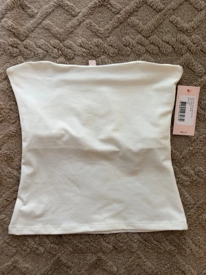 Vit tubtopp - Helt ny vit tubtopp från Nelly som har dubbeltyg vid bysten 💞 nypris är 150kr!