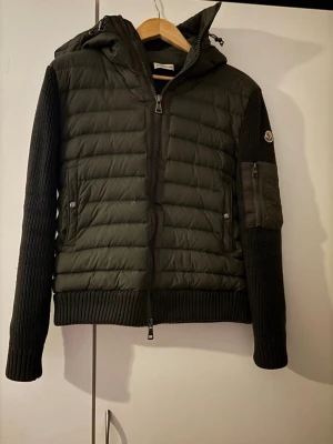 Moncler Cardigan - Moncler Cardigan, mycket bra skick. Perfekt för hösten och våren, kom gärna med bud.