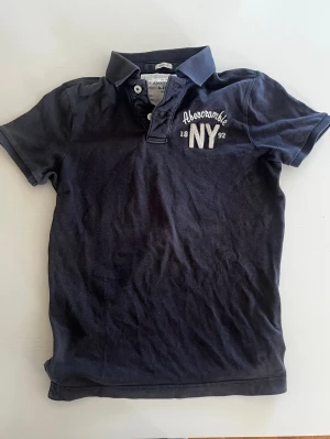 Abercrombie & fitch polo pike tröja  - Riktigt snygg Abercrombie & fitch polo pike tröja i grå färg. Fint skick inga fel passar storlek S/XS var under 65 kg. Pris endast 349 kr kom gärna med prisförslag och frågor har även mer i profilen rabatt vid flera följ gärna 😁