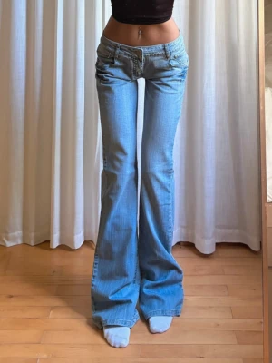 Lowrise bootcut jeans - (Bilder från förra säljare) Fick precis hem dessa otroligt snygga lågmidjade bootcut jeansen köpta på Vinted men måste sälja då dem tyvärr va för tajta på mig. Storlek w31, men jag skulle rekommendera att mäta på sig själv då dem kändes små i storleken! Innerbenslängd:86 cm, midja: 39 cm . Super bra skick. Köpta för ca 730kr inkl frakt