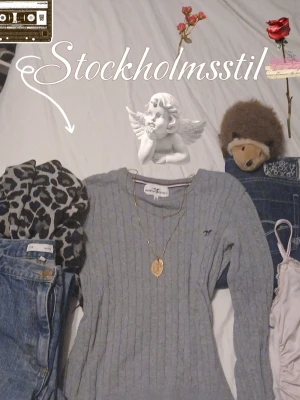 ♤Stockholm stil bundle♧ - Style bundle, ALLT på bilden kommer med så klart🌹                                                                  kommer lägga till klistermärken med ett färgtema och saker man kan välja mellan mlp, minecraft och insekter klistermärken💌                                                                    Innehåller: 1 tröja, 2 par jeans, 1 igelkott gosegjur🦔, 2 par smycken, ett linne och en 
