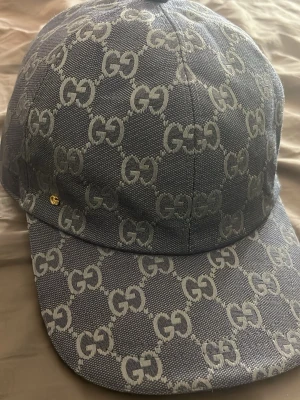 Gucci keps  - Hej! Säljer en gucci keps i storlek M då den ej passade mig helt ny oanvänd, Skick 10/10 skriv vid frågor och funderingar! 