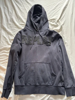 Mörkgrå hoodie från Replay - Snygg mörkgrå hoodie från replay bra skick inga skador 