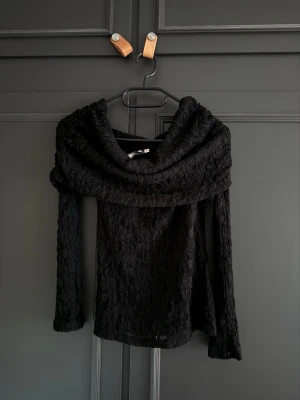 Svart offshoulder topp med spets - jättesnygg off shoulder tröja i genomskinlig svart spets från Nelly i storlek xs, använd 2 gånger 🌸💗