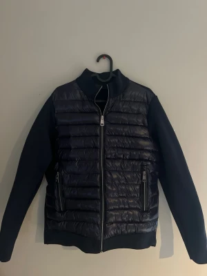 Mörkblå cardigan ifrån monclear  - Snygg mörkblå cardigan från Moncler med quiltad front och släta ärmar. Armarna är rätt så tunna så passar perfekt för en sommar kväll och även en höst dag. Riktigt fräsch och rätt så bra pris enligt mig. Skriv vid någon typ av fråga eller fundering !💪🏼
