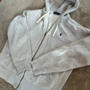 Ralphlauren Zip hoodie  - Säljer denna feta raphe zip hoodien i väldigt bra skick. Kom skriv om du har frågor.