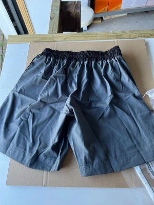  RDX T15 MMA Shorts – Nya - Säljer ett par nya RDX T15 MMA-shorts. Passar för MMA, grappling, thaiboxning, kickboxning och annan träning där god rörlighet är viktigt. Lätta och bekväma shorts med bra passform. Oanvända och i originalskick. Kan skickas eller hämtas efter överenskommelse. Hör gärna av dig vid intresse eller frågor. 