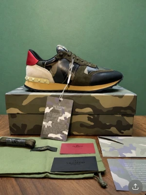 Valentino Rockrunners  - Snygga sneakers från Valentino Rockrunners skorna är inte i lika bra skick som i bilden men de är absolut inte i dåligt skick hör av er vid intresse!