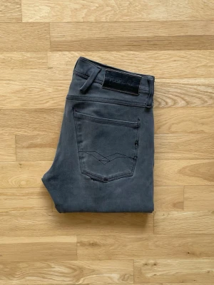 Replay Hyperflex - Replay jeans | Skick 9 | Nypris 2000kr mitt pris endast 499kr! | Storlek: W27 L30 | Priset är ej hugget i sten! 🪨 | Hör av dig vid minsta fråga eller fundering!📩OBS! Enda defekten är en liten gräsfläck vid knäskålen men de är inget som märks vid användning!