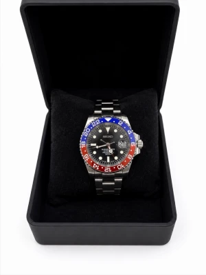 Seiko klocka med blå och röd bezel - Snygg Seiko herrklocka med svart urtavla, datumvisning och länkarmband i rostfritt stål. Bezel i blått och rött ger en sportig look. Perfekt accessoar för dig som gillar klassisk stil med en färgklick.                              Klockan- kommer med extra links så den passar vem som helst. ✅                                                                                            Nysörvad ✅