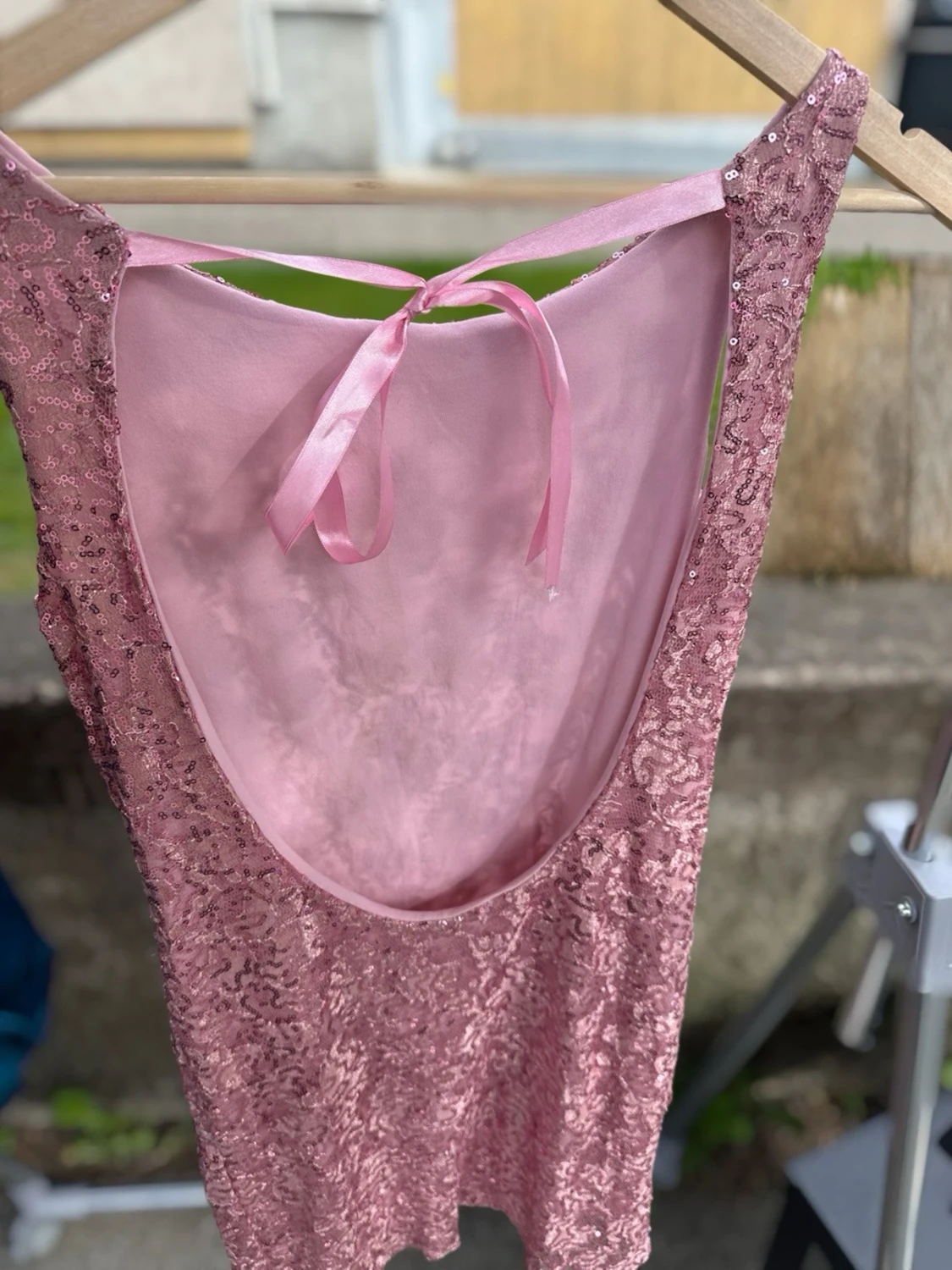 Rosa paljettklänning med öppen rygg - 3