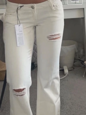 Vita raka jeans med slitningar - Håliga vita jeans endast testade!