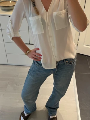Raka blå jeans - Säljer ett par klassiska raka blå jeans från lager i modellen Icon! Jeansen har en avslappnad passform, fem fickor och normal midja. Tillverkade i slitstark denim med en snygg tvättad look. Perfekta för dig som gillar en tidlös och enkel stil. Använda endast en gång! Nypris 400. Går att pruta 