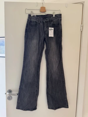 Brandy Melville Brielle 90’s Jeans - Säljer nu mina oanvända jeans från Brandy Melville då de aldrig används av mig 💕Säljer även dessa fast i blå! 💕