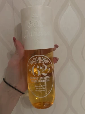 Sol de Janeiro Brazilian Crush 62 - kom gärna me annat pris om onöjd. :), Sol de Janeiro i doften Brazilian Crush Cheirosa 62 med toner av pistage och saltad karamell. Perfekt för dig som gillar söta och unika dofter. 