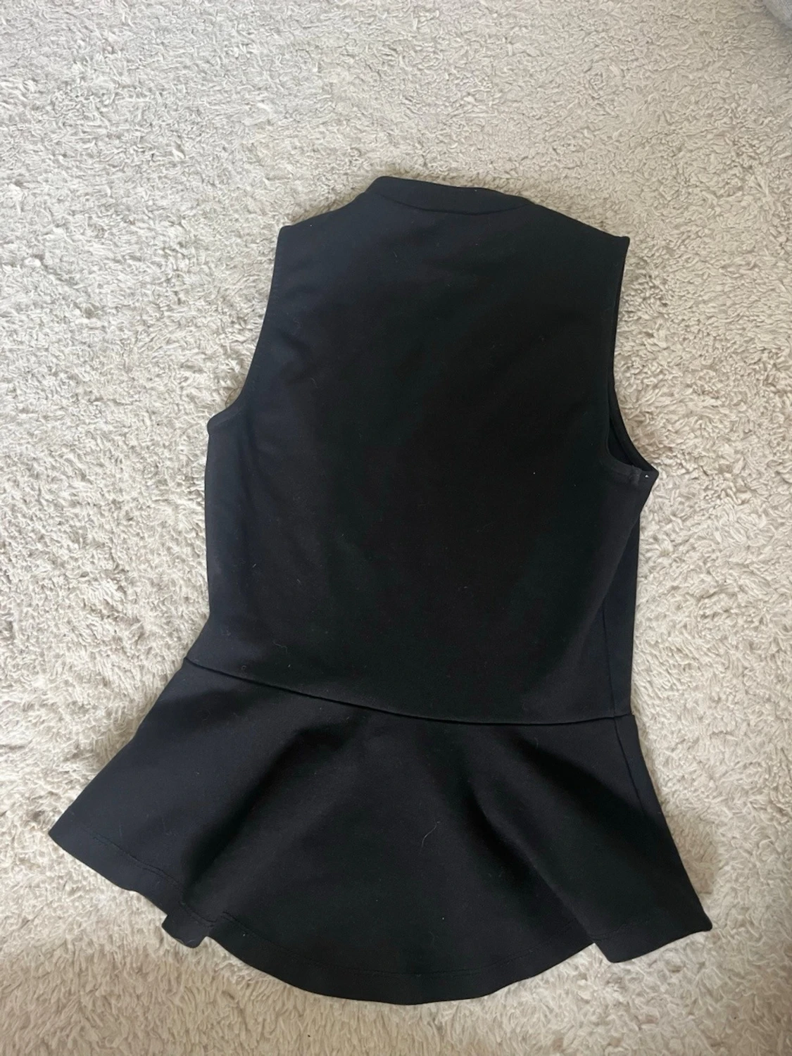 Svart ärmlös peplumtop från H&M