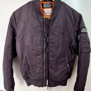 Schott NYC Army Type-U jacka - Snygg vintage/military style jacka. Fint skick, bra kvalité. Obs! Det finns ett litet hål i ena innerfickan (syns inte utanpå och påverkar inte användning och det är inget som inte en nål och tråd kan fixa). Annars mycket fint skick.