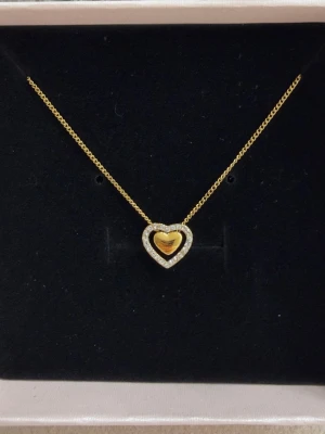 18k guldpläterat halsband  - Superfint halsband för dig som älskar små detaljer ✨   Perfekt som en personlig accessoar eller som en omtänksam present till någon du tycker om 💛