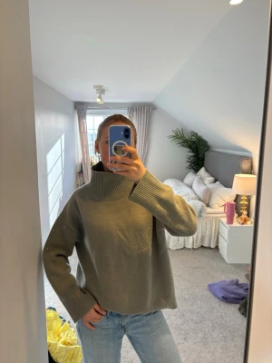 Kashmir polotröja  - Säljer en snygg grön kashmir polotröja från Soft Goat. Den är bara använd ett fåtal gånger, nypris va ca 3500 kr. Pris kan diskuteras❤️