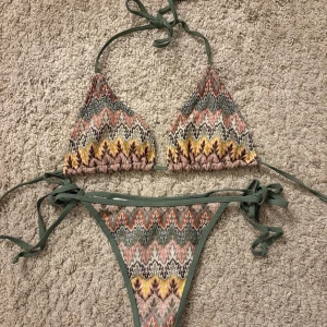 Bikini  - Supersnygg bikini i liknade mönster som becksöndergard. Vet inte vart den är ifrån då den är köpt på plick och utan lapp. OANVÄND! 
